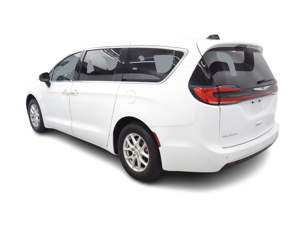 Thumbnail: 2023 Chrysler Pacifica - 4
