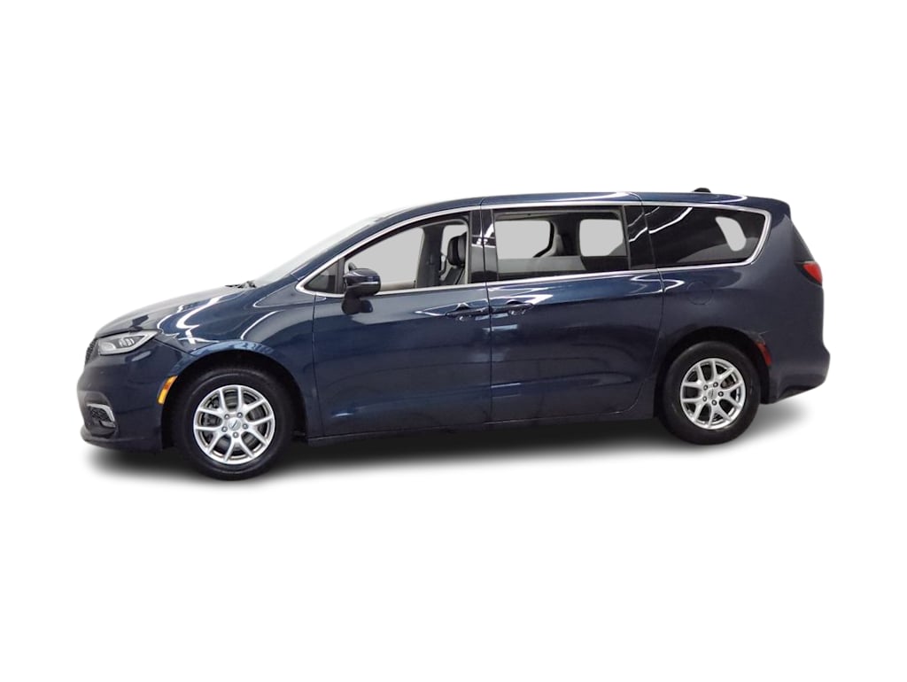 Thumbnail: 2023 Chrysler Pacifica - 3