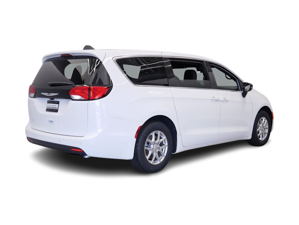 Thumbnail: 2026 Chrysler Voyager - 16
