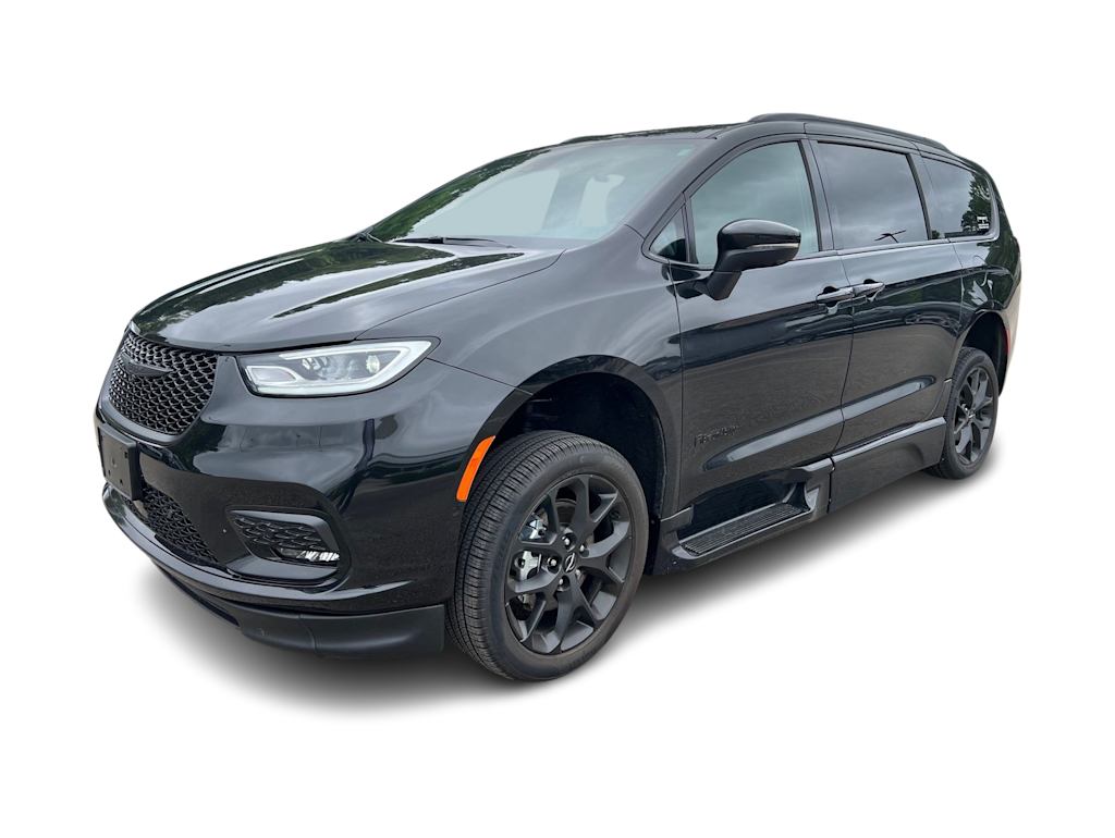 Used 2023 Chrysler Pacifica Touring L with VIN 2C4RC1BG6PR538328 for sale in Wayzata, Minnesota
