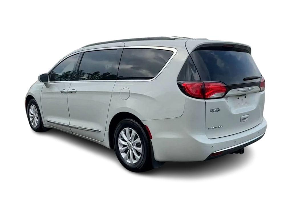 Thumbnail: 2017 Chrysler Pacifica - 4