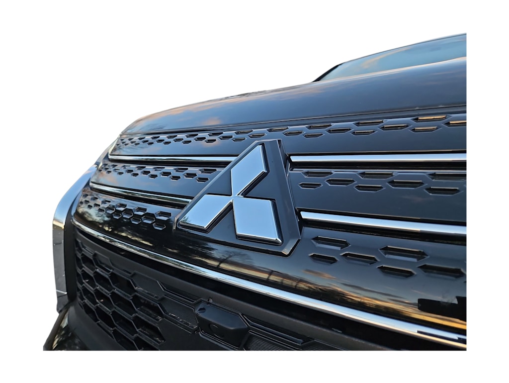 Thumbnail: 2023 Mitsubishi Outlander - 24