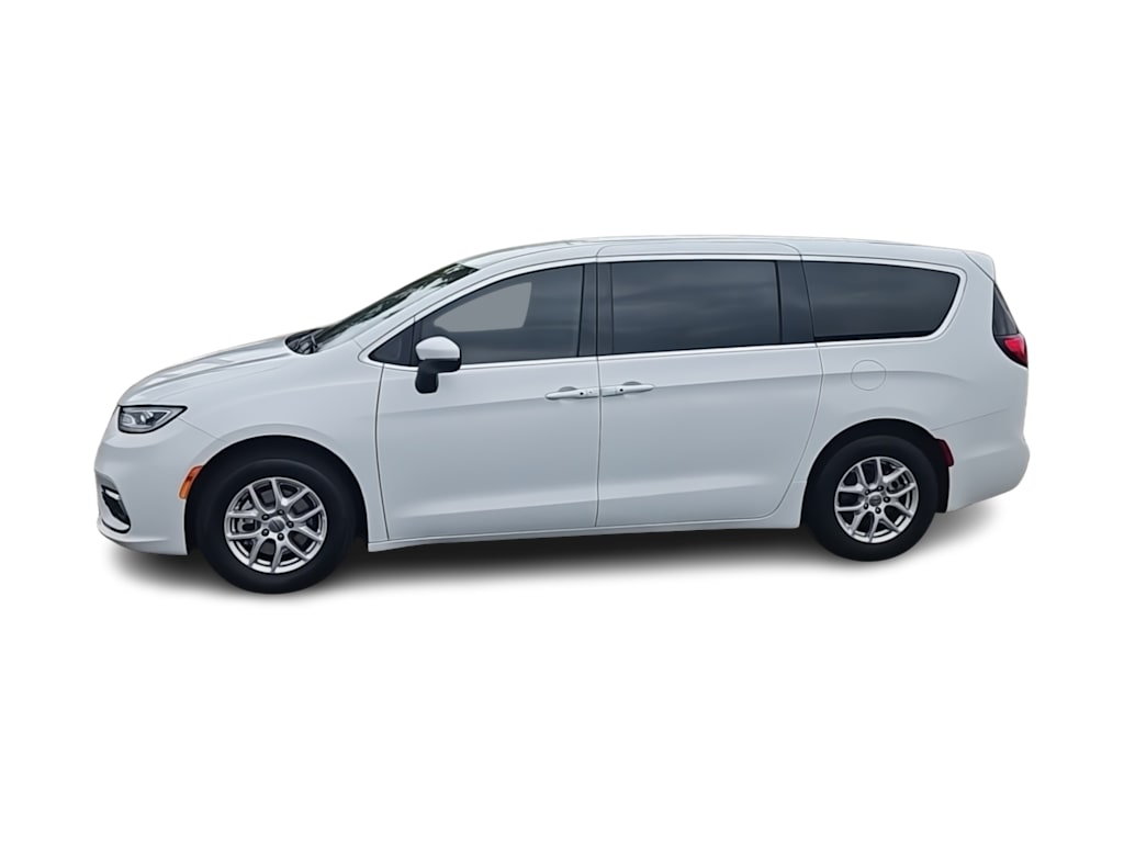 Thumbnail: 2023 Chrysler Pacifica - 3