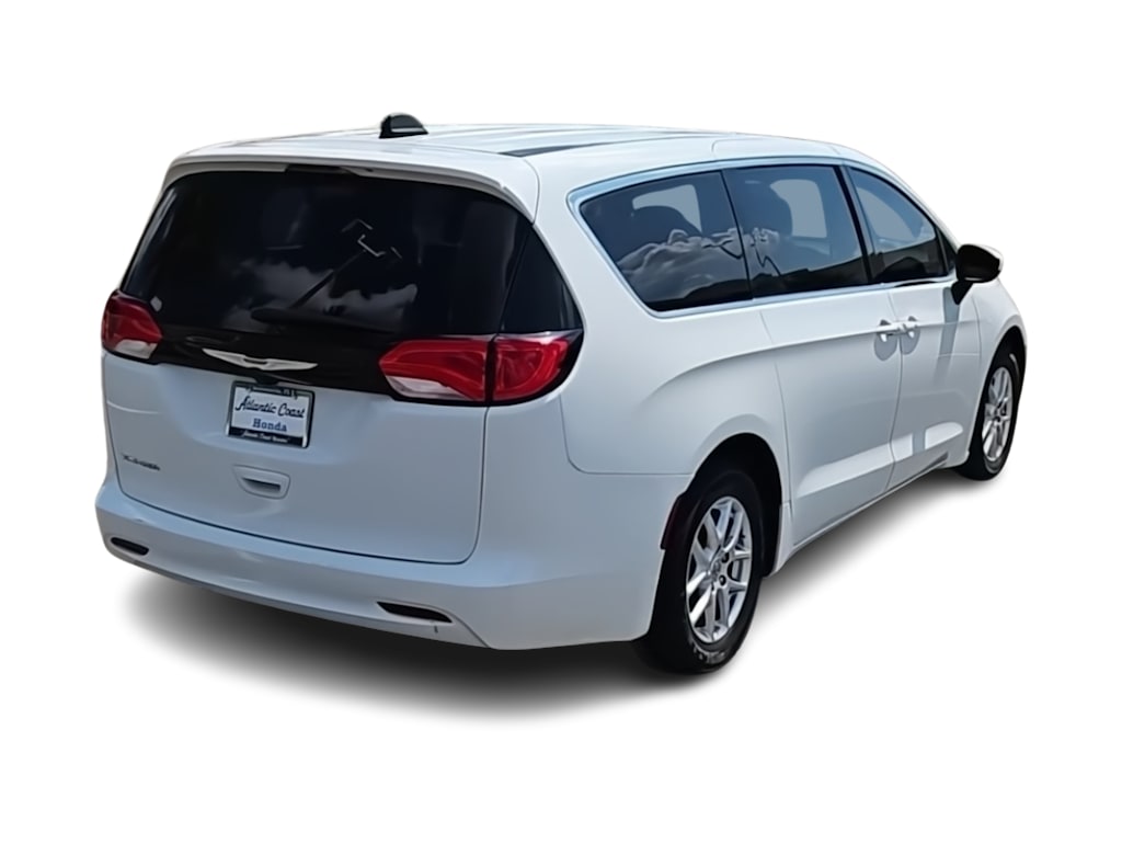 Thumbnail: 2022 Chrysler Voyager - 18