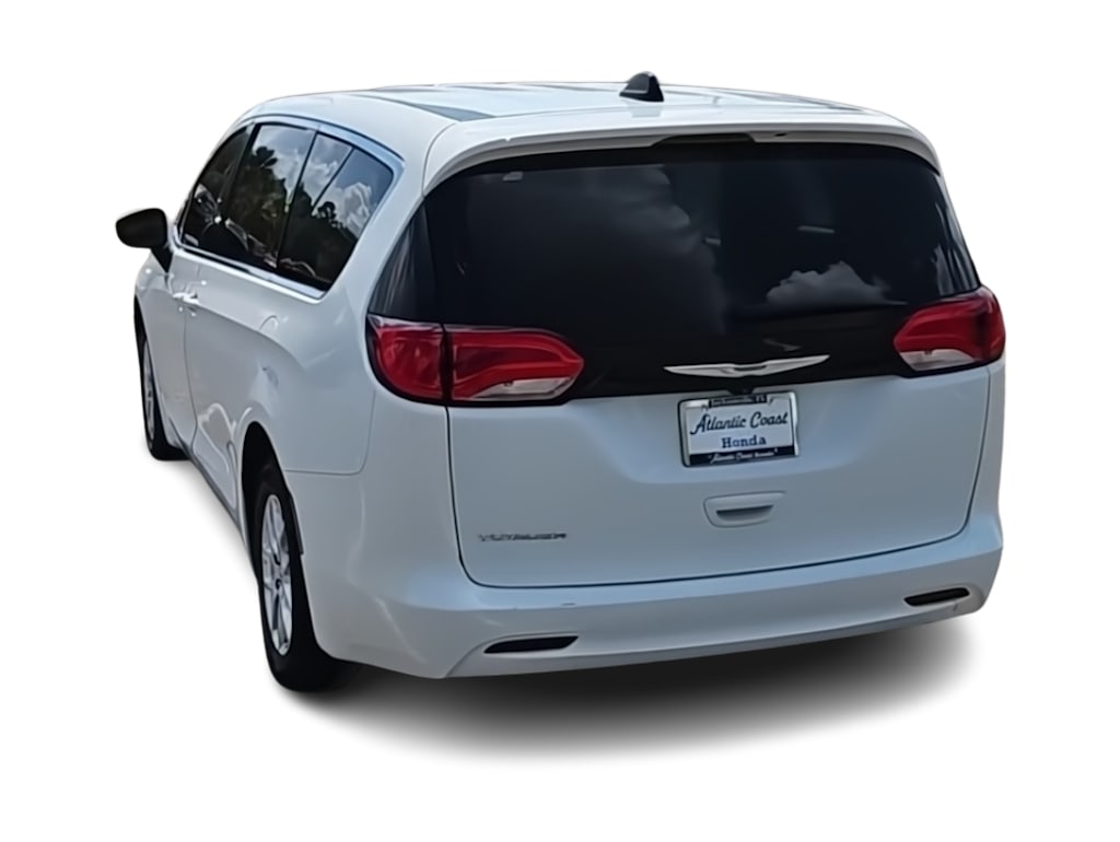 Thumbnail: 2022 Chrysler Voyager - 4
