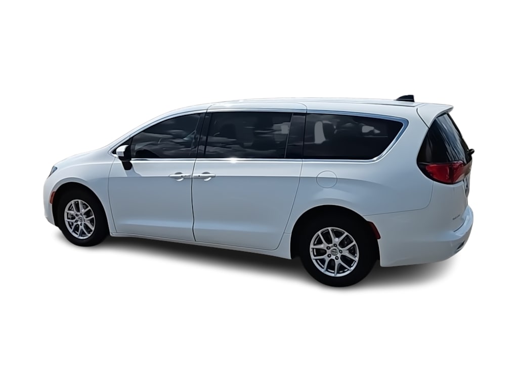 Thumbnail: 2022 Chrysler Voyager - 17