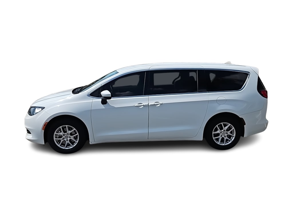 Thumbnail: 2022 Chrysler Voyager - 3