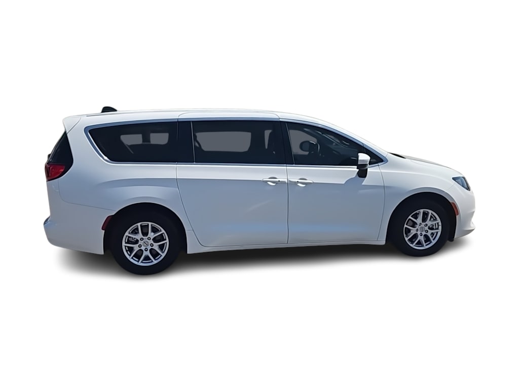 Thumbnail: 2023 Chrysler Voyager - 20