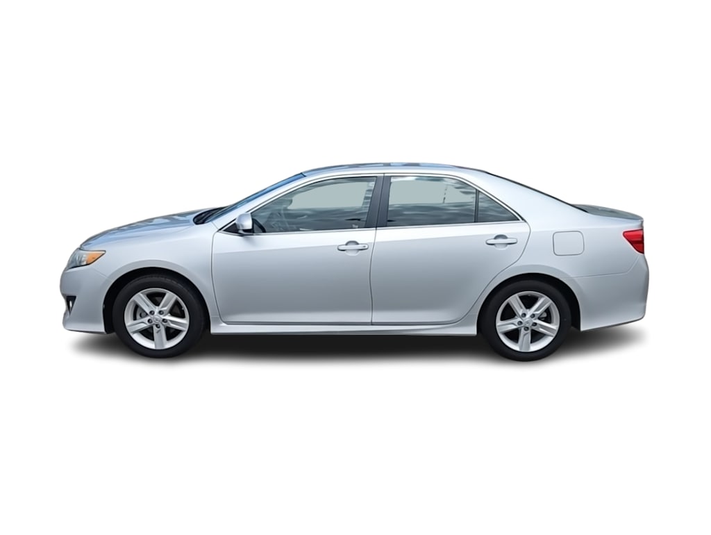 2014 Toyota Camry SE 16