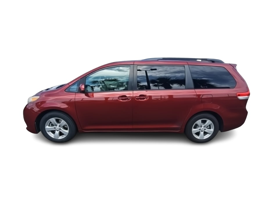 2011 Toyota Sienna LE 17