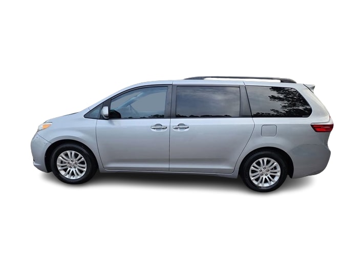 Thumbnail: 2017 Toyota Sienna - 3