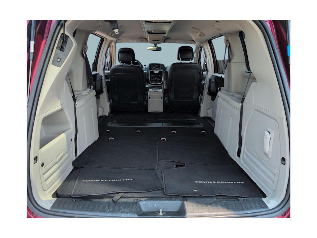 Thumbnail: 2011 Chrysler Town & Country - 16