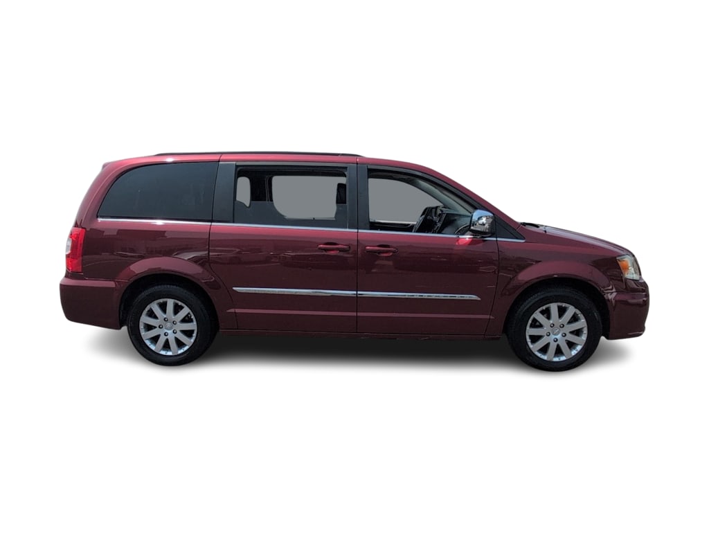Thumbnail: 2011 Chrysler Town & Country - 21