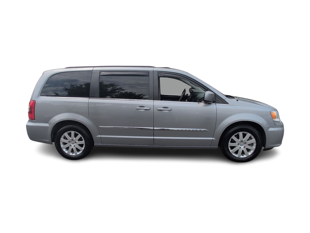 Thumbnail: 2015 Chrysler Town & Country - 21