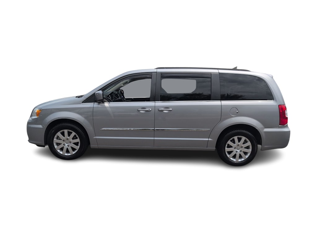 Thumbnail: 2015 Chrysler Town & Country - 3