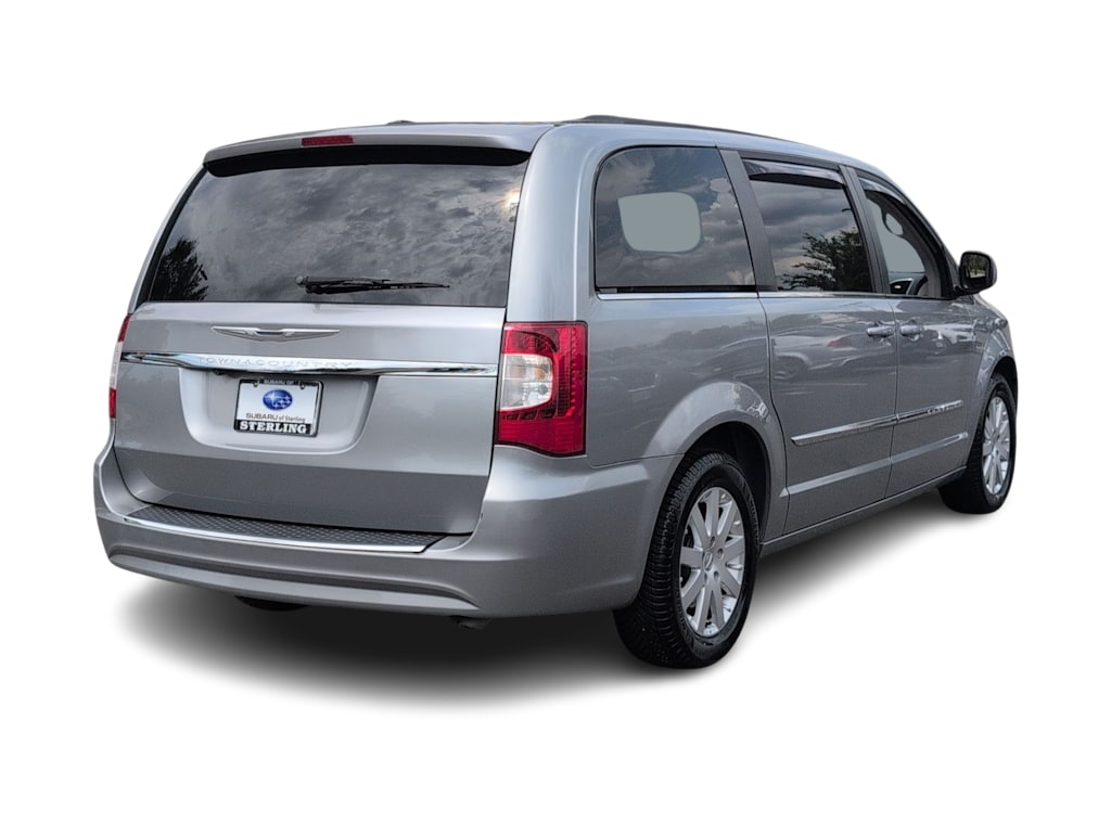 Thumbnail: 2015 Chrysler Town & Country - 20