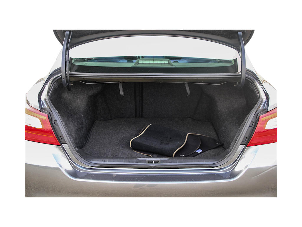 Thumbnail: 2017 Nissan Altima - 16