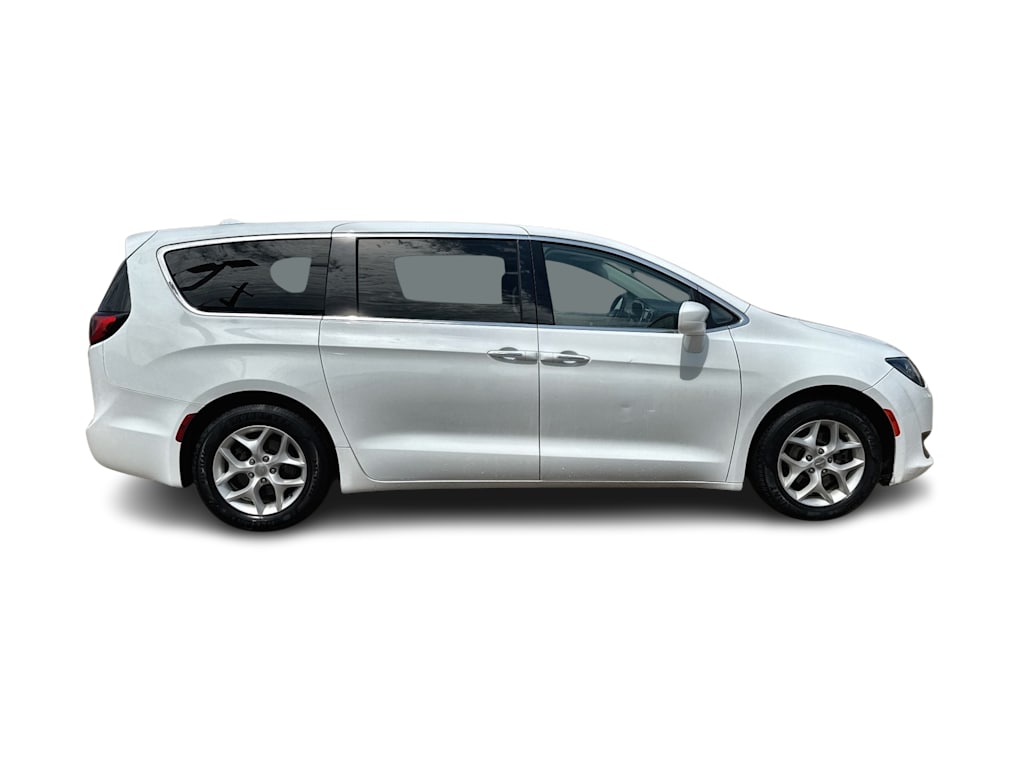 Thumbnail: 2018 Chrysler Pacifica - 22