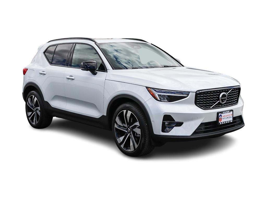 Thumbnail: 2023 Volvo XC40 - 16