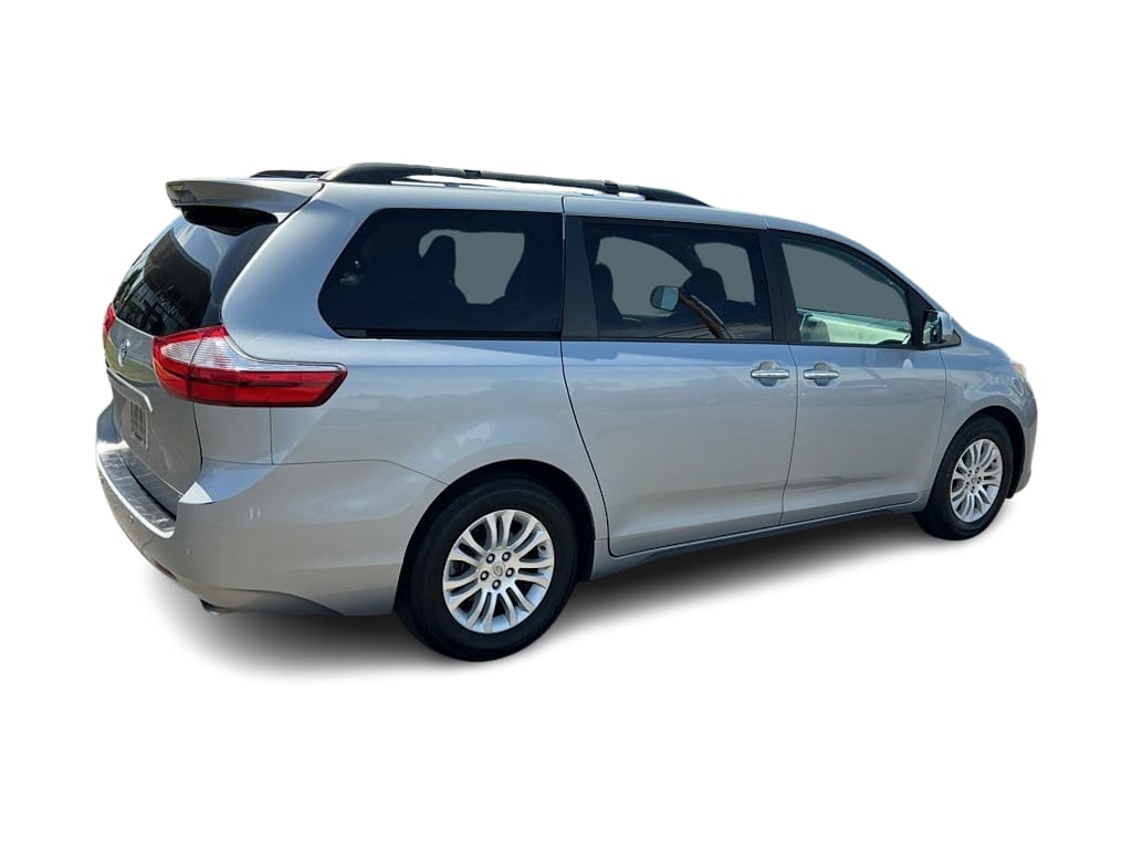 Thumbnail: 2016 Toyota Sienna - 17