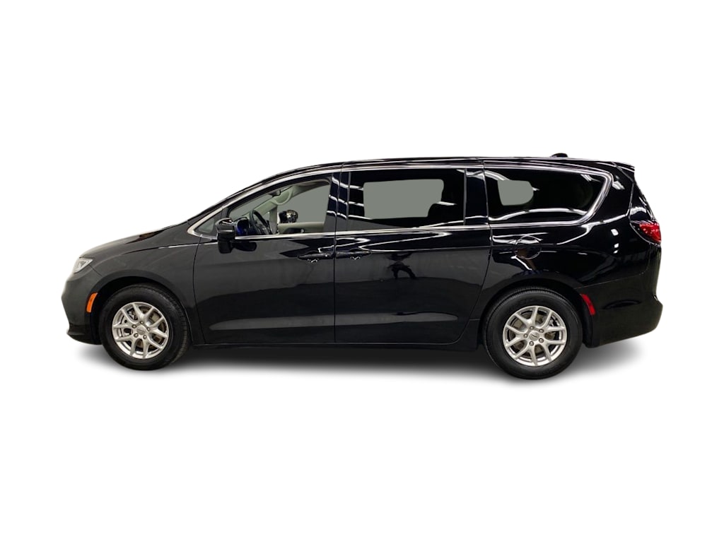 Thumbnail: 2024 Chrysler Pacifica - 3