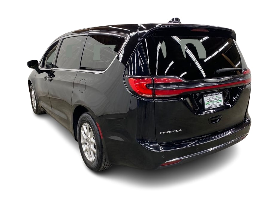 Thumbnail: 2024 Chrysler Pacifica - 4