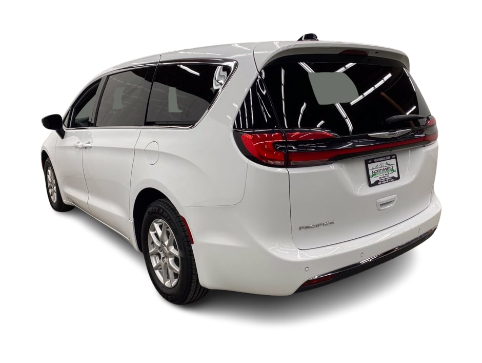 Thumbnail: 2025 Chrysler Pacifica - 4