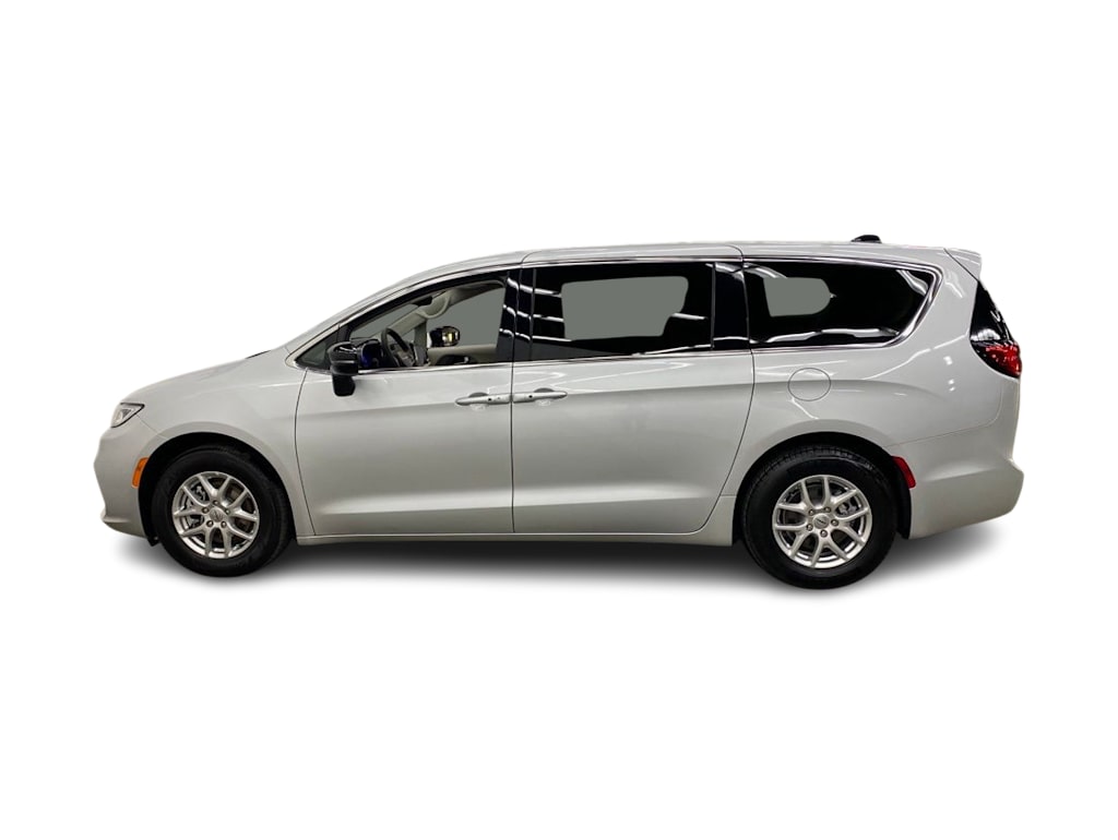 Thumbnail: 2024 Chrysler Pacifica - 3