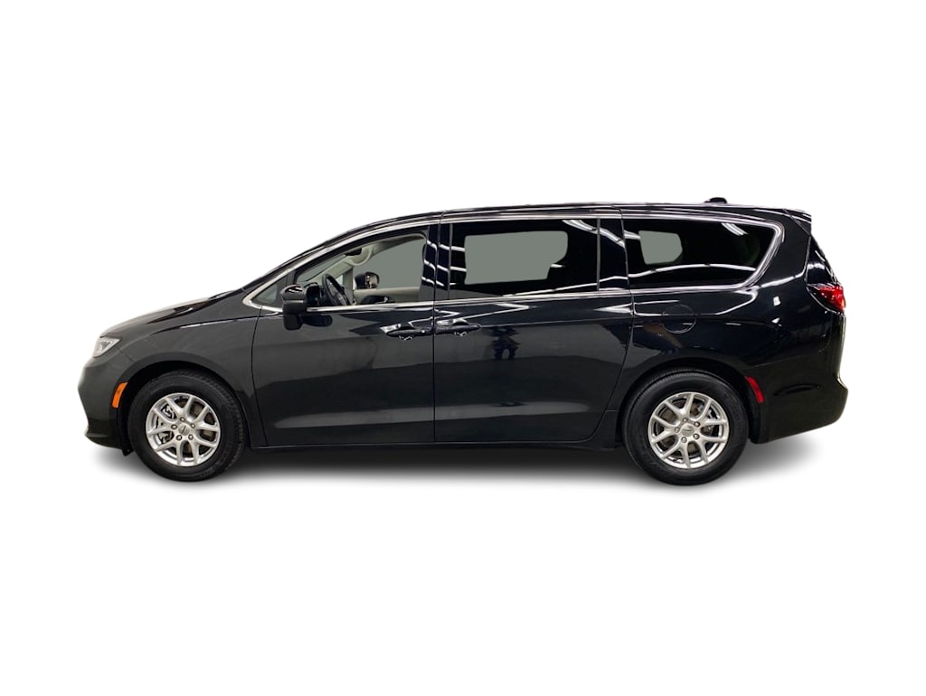 Thumbnail: 2023 Chrysler Pacifica - 3