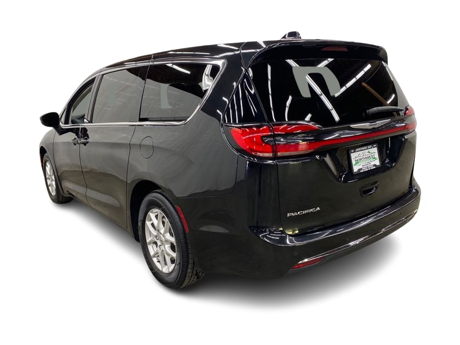 Thumbnail: 2023 Chrysler Pacifica - 4