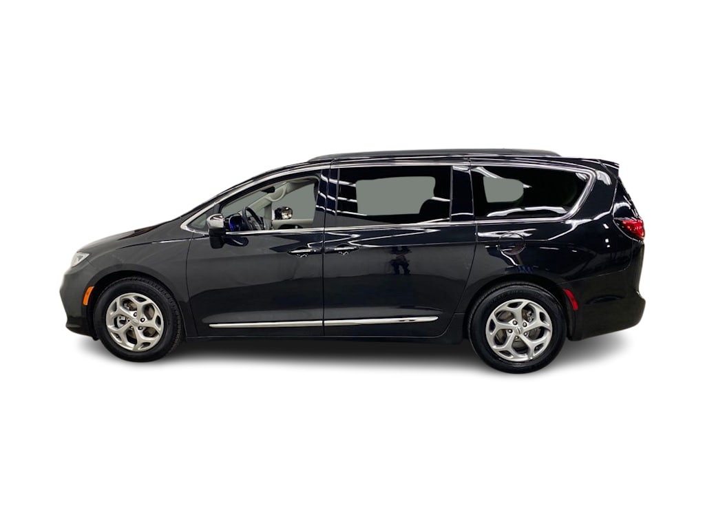 Thumbnail: 2023 Chrysler Pacifica - 3