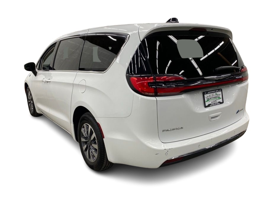 Thumbnail: 2023 Chrysler Pacifica - 4
