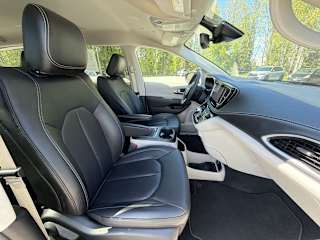 2024 Chrysler Pacifica PHEV Select - Photo 15