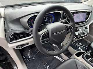 2023 Chrysler Pacifica Touring L - Photo 8