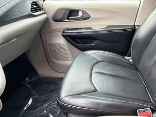 2023 Chrysler Pacifica Touring L - Photo 17