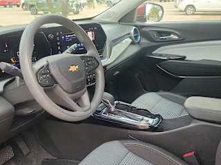 2025 Chevrolet Trax LT - Photo 8