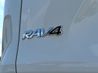 2025 Toyota RAV4 XLE - Photo 13
