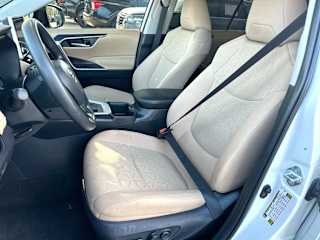 2025 Toyota RAV4 XLE - Photo 16