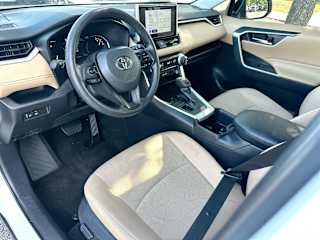 2025 Toyota RAV4 XLE - Photo 8