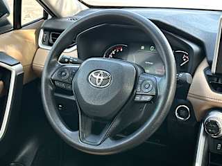 2025 Toyota RAV4 XLE - Photo 18