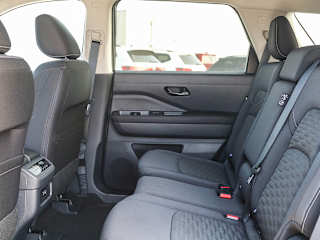 2025 Nissan Pathfinder SV - Photo 18