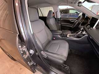 2025 Toyota RAV4 XLE - Photo 15