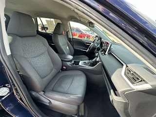 2024 Toyota RAV4 XLE - Photo 32