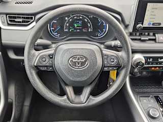 2025 Toyota RAV4 LE - Photo 18