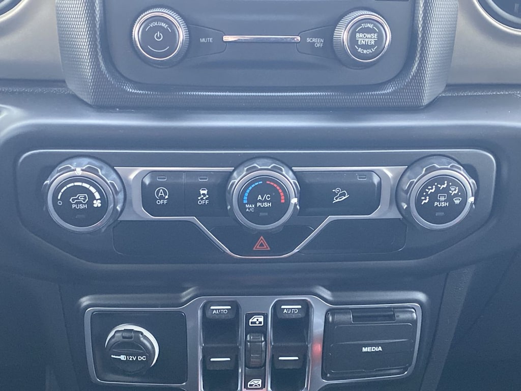 Thumbnail: 2019 Jeep Wrangler - 23