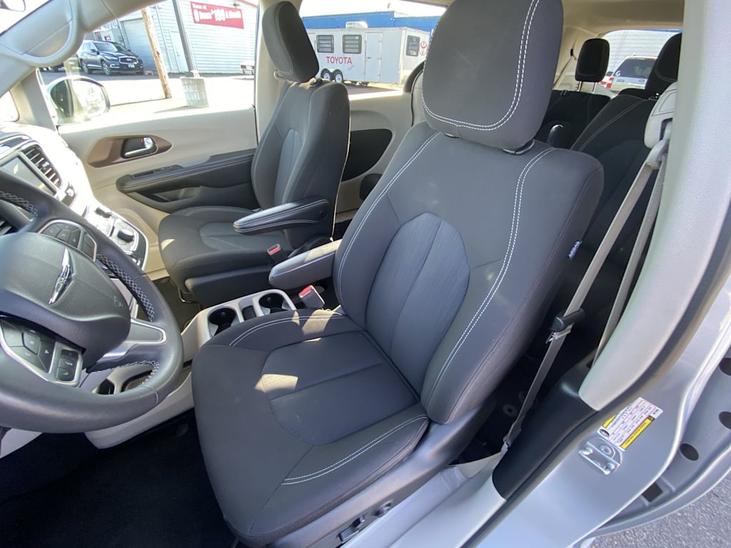 2022 Chrysler Voyager LX 9