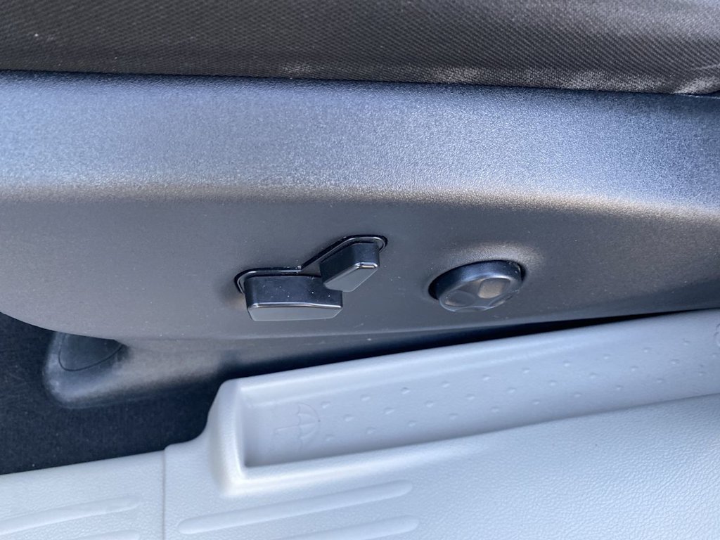 2022 Chrysler Voyager LX 18