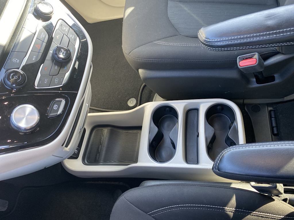 2022 Chrysler Voyager LX 22