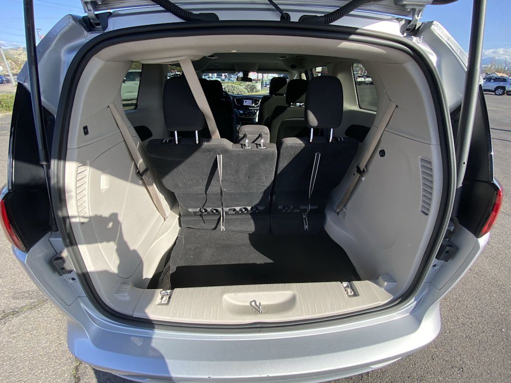 2022 Chrysler Voyager LX 24