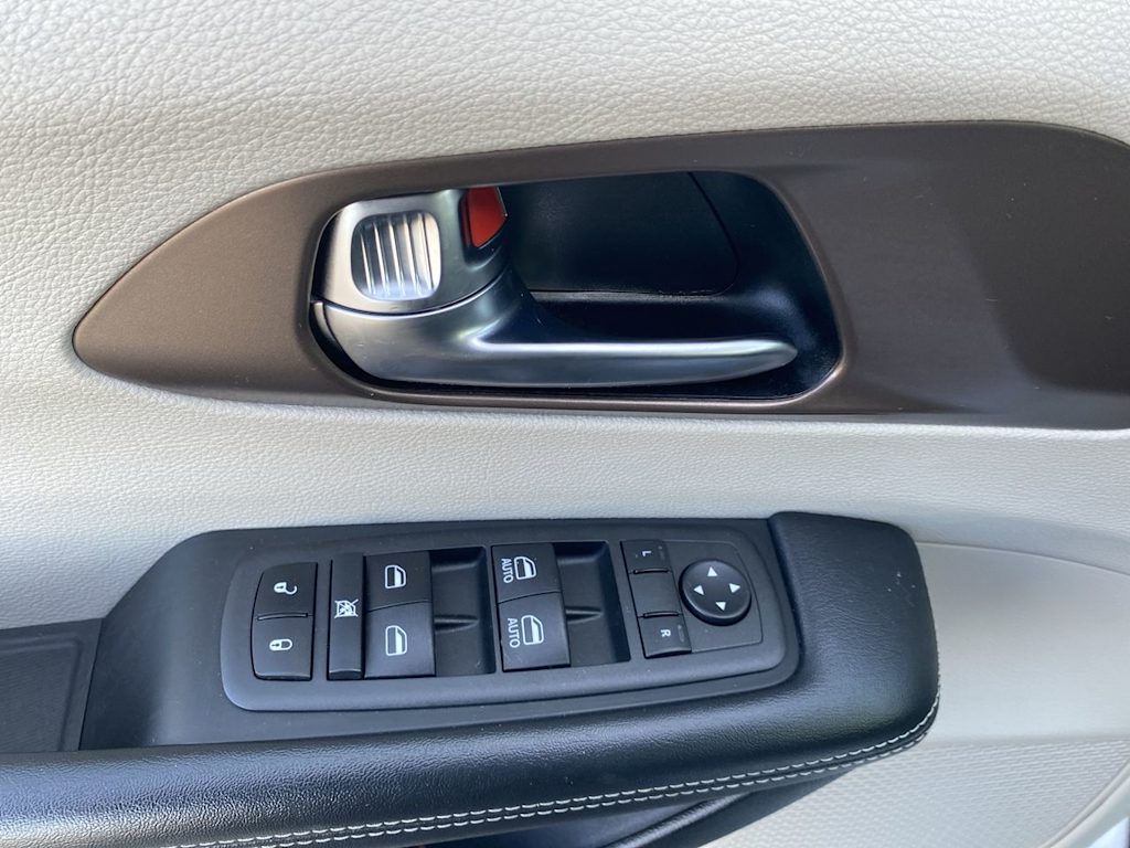 2022 Chrysler Voyager LX 19